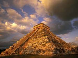 Chichen Itzá, a piramis, érdekes megvilágitásban